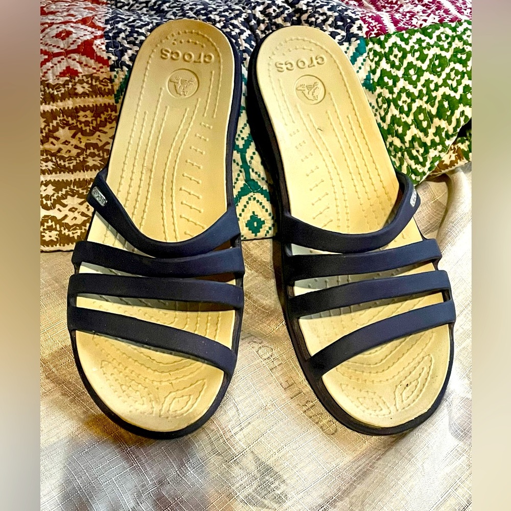 Crocs dark blue Sandals! Wedges! Size 10.pre owned. Great condition!